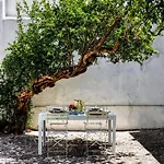 Secret Garden In Alfama Lisbona