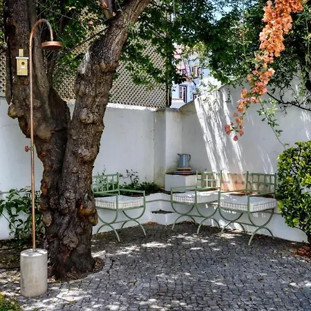 Secret Garden In Alfama * Lissabon