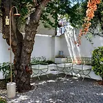 Secret Garden In Alfama * Lissabon